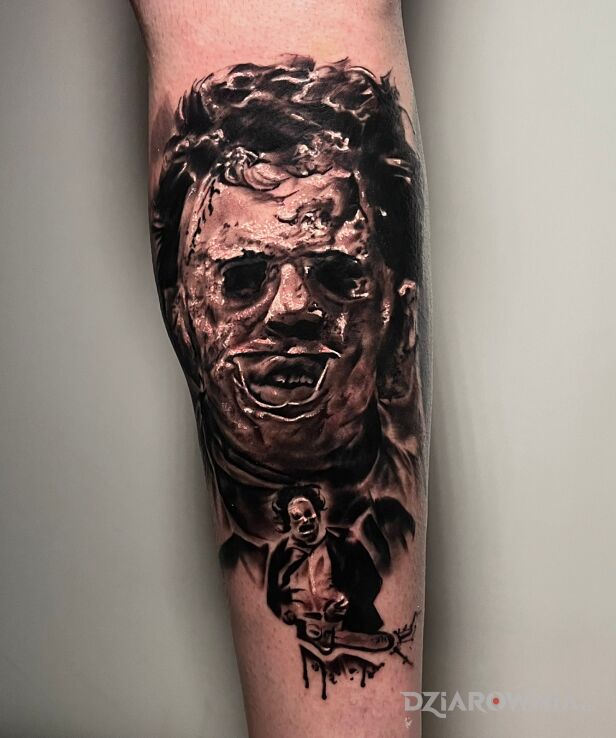 Tatuaż leatherface horror tattoo chaos poznań w motywie mroczne i stylu realistyczne na łydce