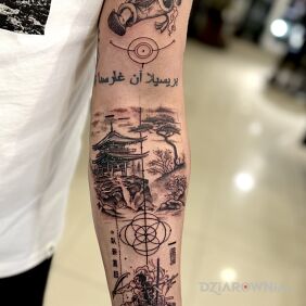 Tatuaż Tatuaż japoński, chiński, realistyczny na bicepsie motyw: postacie styl: kontury / linework