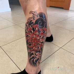 Tattoo Chrysanthemum (in progress) on the calf motif: flowers style: japanese / irezumi