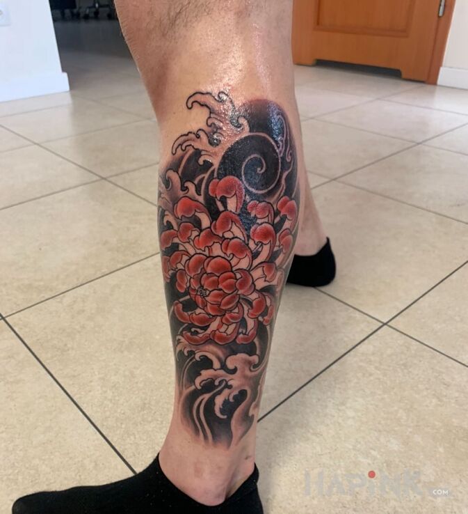 Tattoo Chryzantema (w trakcie) in flowers motif and japanese / irezumi style on the calf