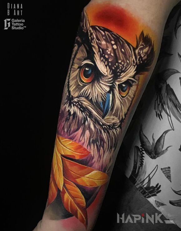 Tattoo Realistyczna sowa in colorful motif and realistic style on the forearm