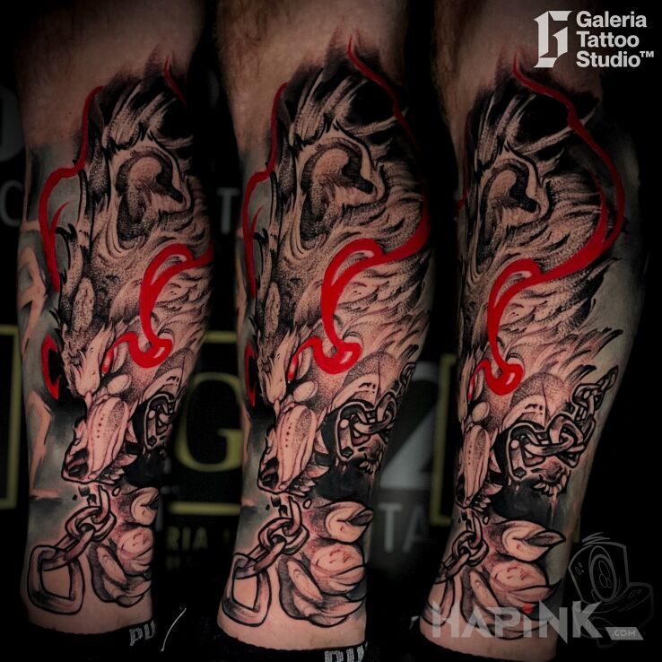 Tattoo Graficzny wilk in black and gray motif and graphic / illustrative style on the leg