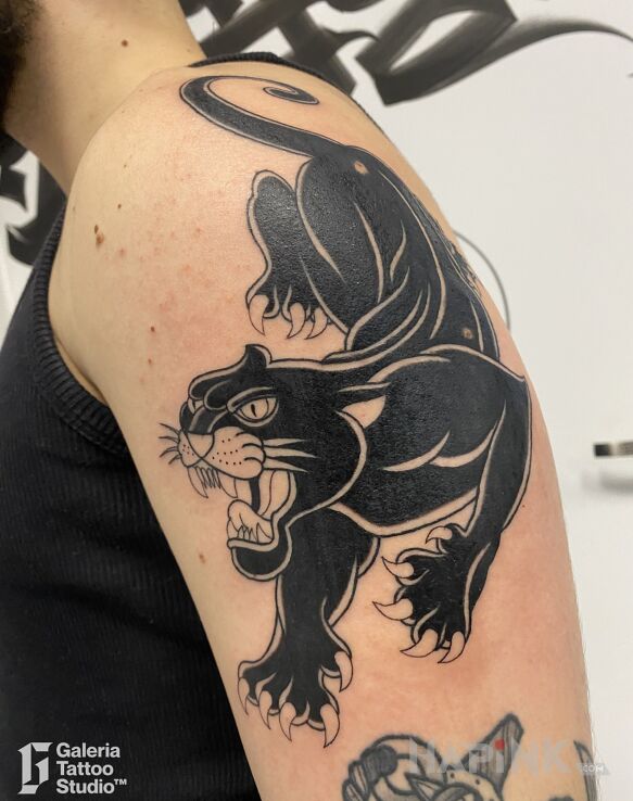 Tattoo Oldschoolowa pantera in black and gray motif and oldschool style On the arm