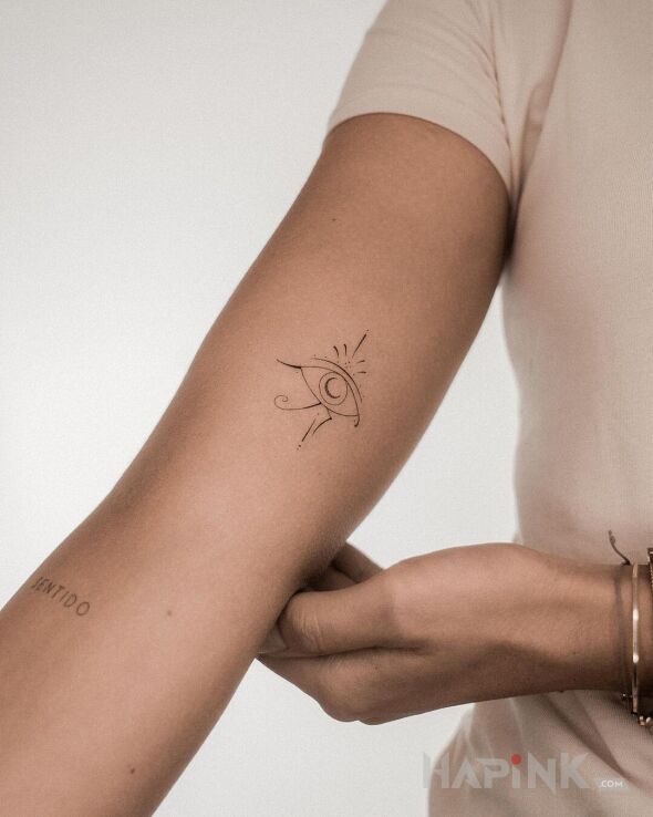 Tattoo Egipskie oko in other motif and minimalistic style on the bicep