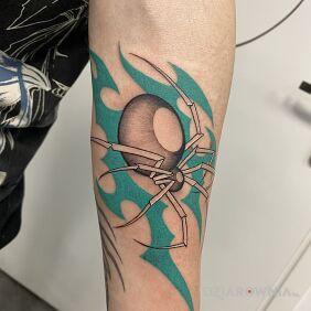 Tatuaż Pająk x tribal na przedramieniu motyw: owady styl: graficzne / ilustracyjne