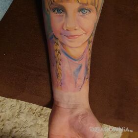 Tatuaż Portret dziewczynki blondynki na ręce motyw: twarze styl: realistyczne