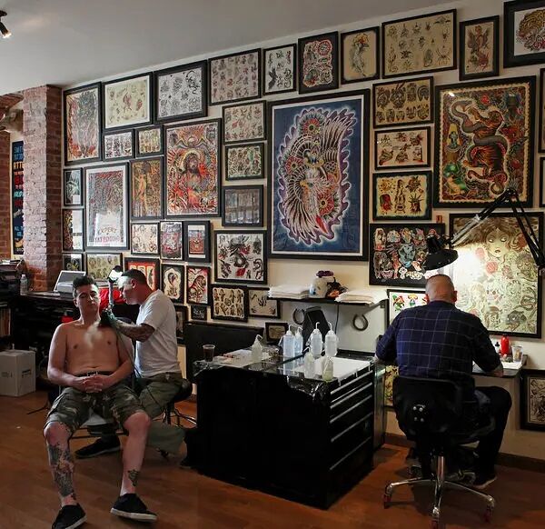 wnętrze studia tatuażu