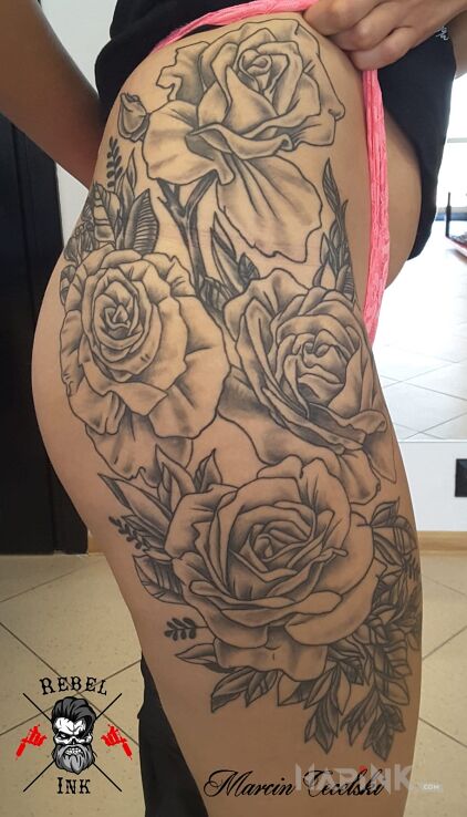 Tattoo Róże in sexy motif on the leg