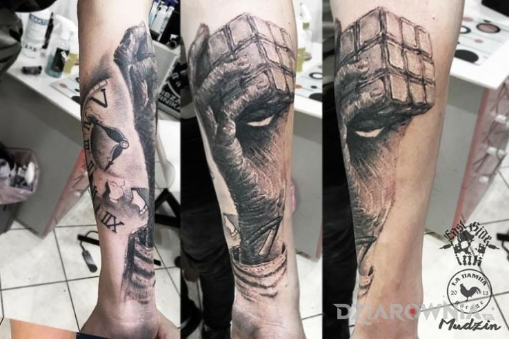 Tatuaż ręka w motywie przedmioty i stylu realistyczne na przedramieniu