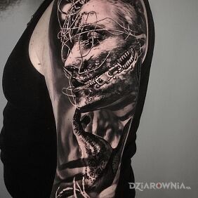 Tatuaż Milczenie na ramieniu motyw: czarno-szare styl: realistyczne