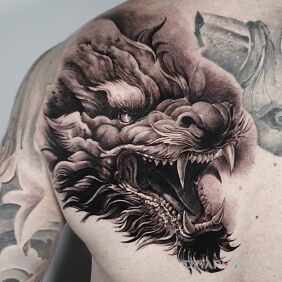 Tatuaż Chiński smok na łopatkach motyw: fantasy styl: realistyczne