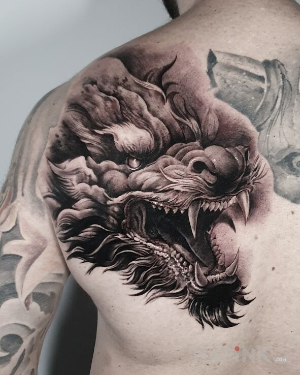Tattoo Chiński smok in black and gray motif and realistic style on the shoulder blades