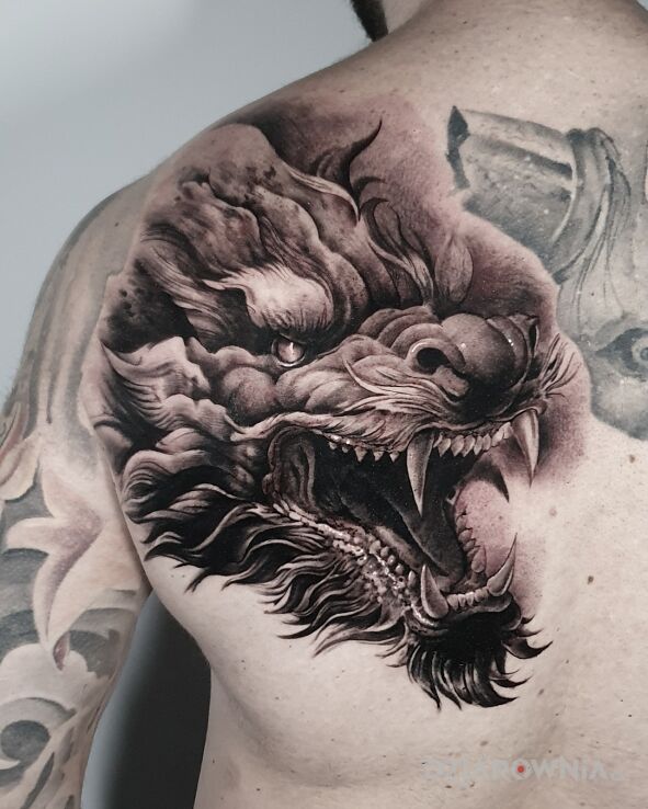 Tatuaż chiński smok w motywie zwierzęta i stylu realistyczne na obojczyku