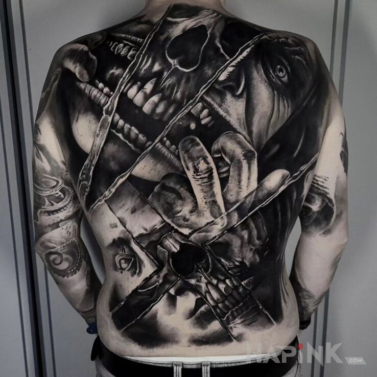 Tattoo Twarze. Czaszki. Lustra. in faces motif and realistic style on the shoulder blades