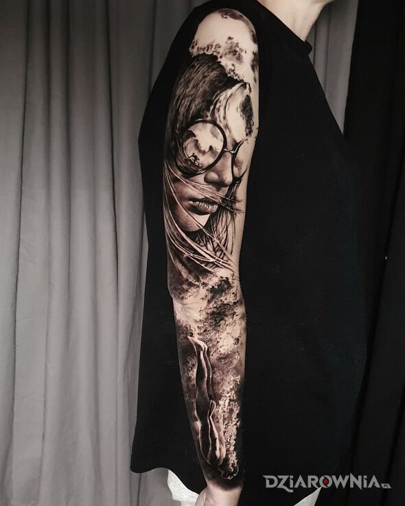 Tatuaż morska fala w motywie czarno-szare i stylu realistyczne na ramieniu