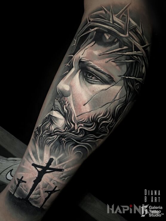 Tattoo Jezus w szarościach in religious motif and realistic style on the leg