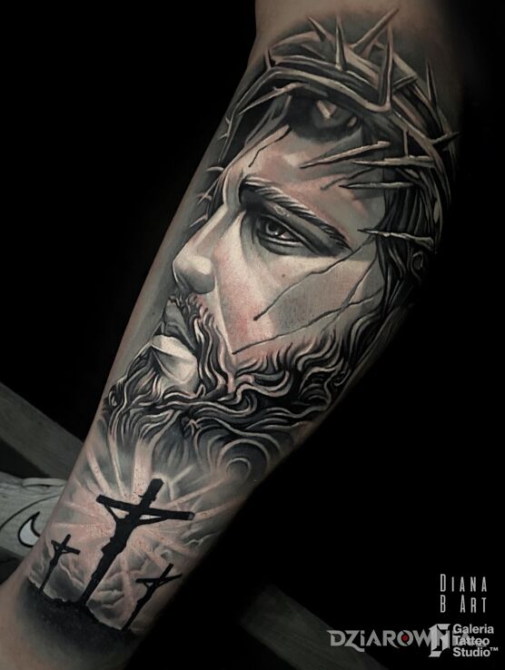 Tatuaż jezus w szarościach w motywie czarno-szare i stylu biały tusz na piszczeli