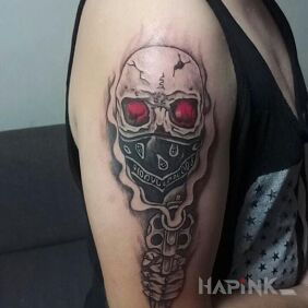 Tattoo Skull on the upper arm motif: skulls