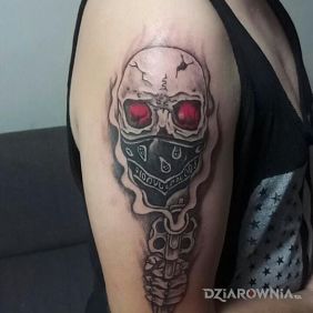 Tatuaż Skull na ramieniu motyw: czaszki