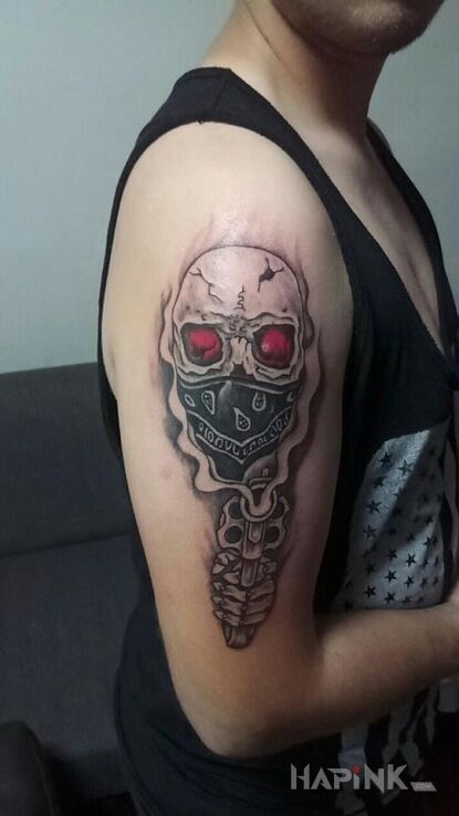 Tattoo Skull in skulls motif on the upper arm