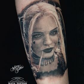 Tatuaż Harley Quinn tatuaż na ręce motyw: czarno-szare styl: realistyczne
