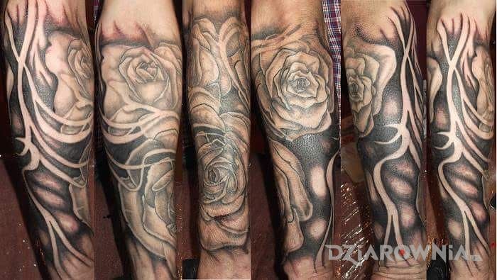 Tatuaż roże w motywie kwiaty na przedramieniu