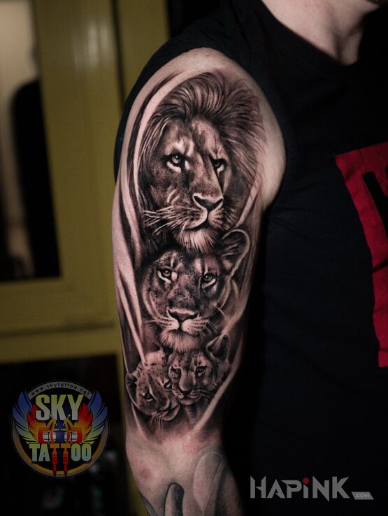 Tattoo Tatuaż z motywem rodzinnym in animals motif and realistic style on the upper arm