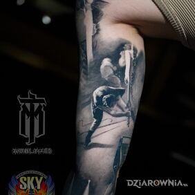 Tatuaż Let's make some noise na bicepsie motyw: czarno-szare styl: realistyczne