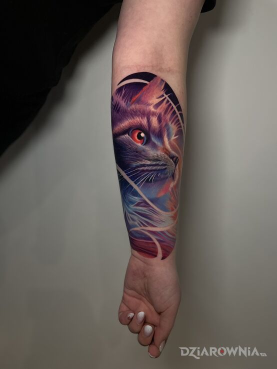 Tatuaż fantasy cat w motywie fantasy i stylu abstrakcyjne na przedramieniu
