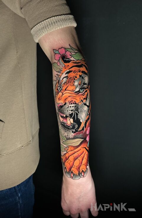 Tattoo Tatuaż tygrysa w kolorze na przedramieniu in animals motif and neo-traditional style on the forearm
