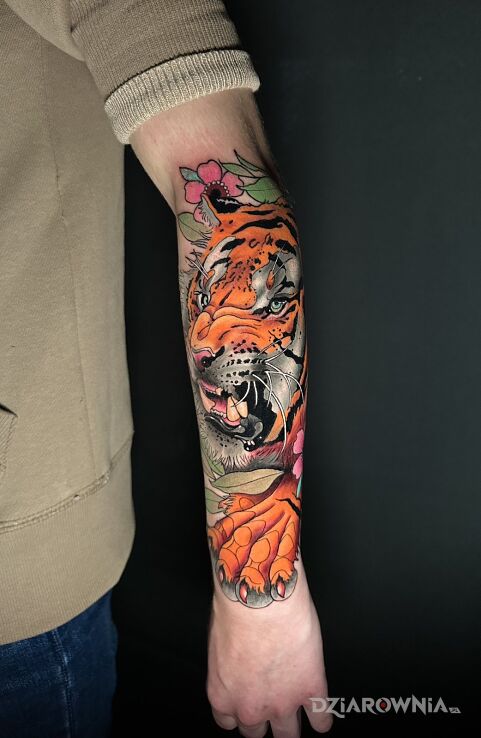 Tatuaż  tygrysa w kolorze na przedramieniu w motywie fantasy i stylu kreskówkowe / komiksowe na przedramieniu