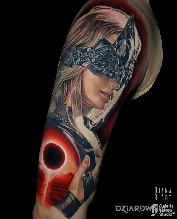 Tatuaż fire keeper dark souls 3 w motywie fantasy i stylu surrealistyczne na ramieniu
