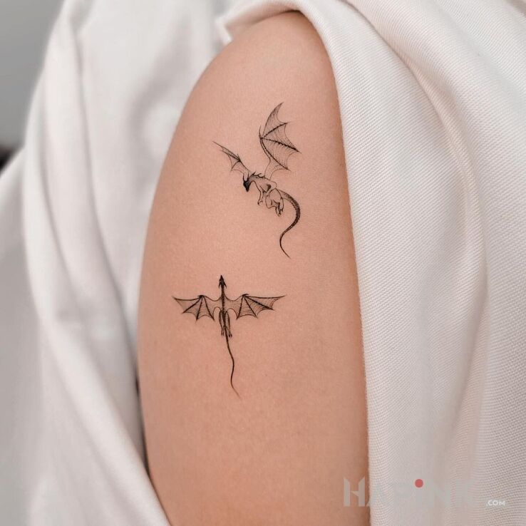 Tattoo Dwa mini smoki in małe motif and minimalistic style on the upper arm
