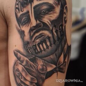 Tatuaż Ojciec Chrzestny na ramieniu motyw: czarno-szare styl: chicano