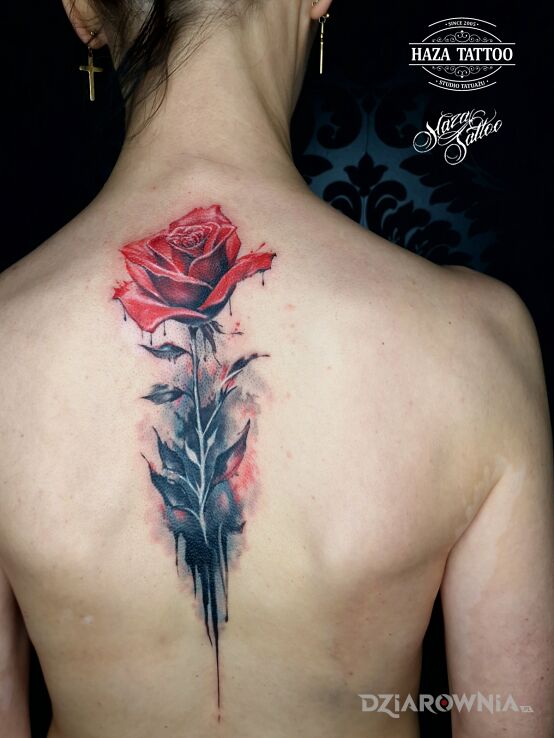 Tatuaż róża cover tatuaż w motywie cover up i stylu realistyczne na plecach