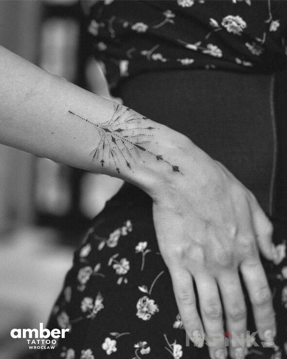 Tattoo Ozdóbka na nadgarstek in ornaments motif and minimalistic style on the wrist