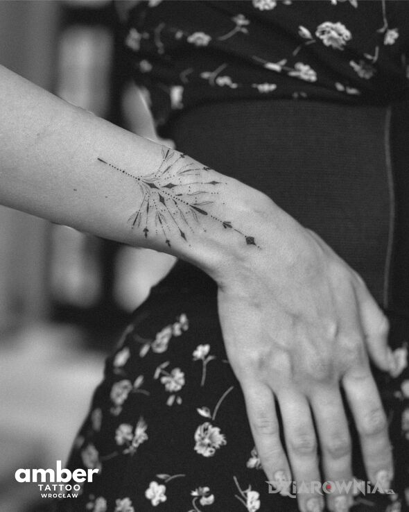 Tatuaż studio amber tattoo wrocław w motywie pozostałe i stylu minimalistyczne na nadgarstku