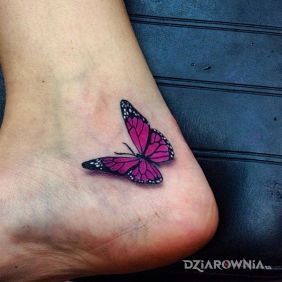 Tatuaż Różowy motyl na stopie motyw: motyle styl: realistyczne