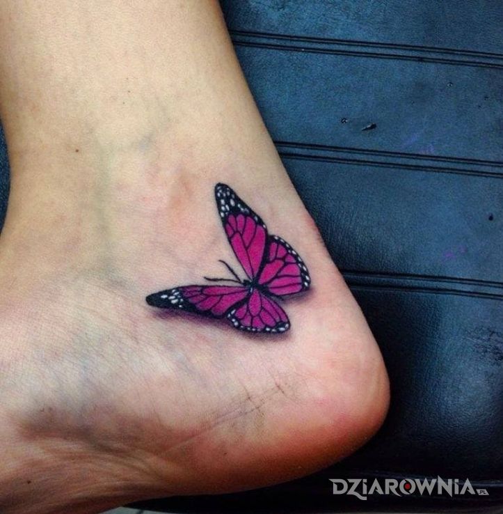 Tatuaż różowy motyl w motywie motyle i stylu realistyczne na stopie