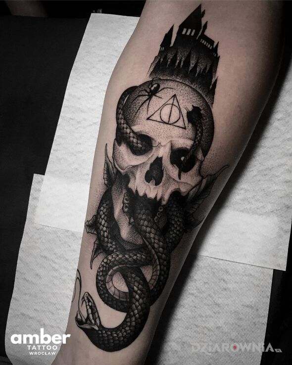 Tatuaż amber tattoo wrocław w motywie demony i stylu graficzne / ilustracyjne na przedramieniu