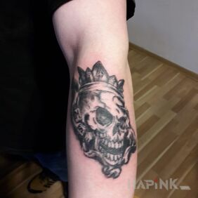 Tattoo Skull on the forearm motif: skulls
