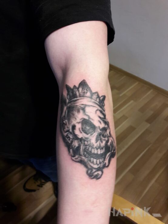 Tattoo Czaszka in skulls motif on the forearm