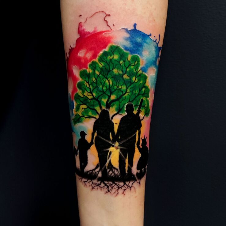 Tatuaż  damski rodzina family drzewo kolorowy watercolour w motywie miłosne i stylu szkic na przedramieniu