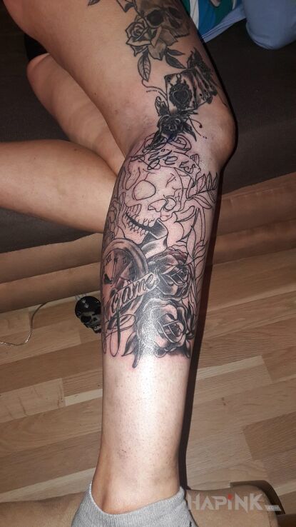 Tattoo Czaszka i róże in skulls motif on the calf
