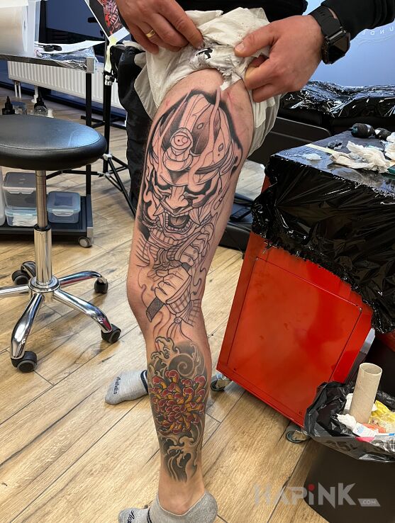 Tattoo Nowa dziarka. Poniżej skonczona chryzantema. in black and gray motif and japanese / irezumi style on the thigh