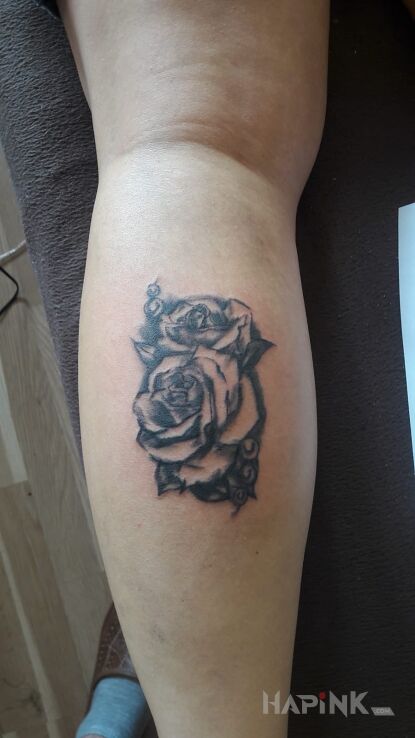 Tattoo Różyczki in flowers motif on the calf