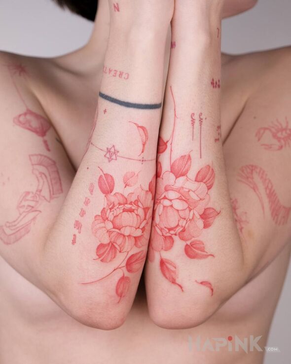 Tattoo Floral w czerwieni in colorful motif and graphic / illustrative style On the arm