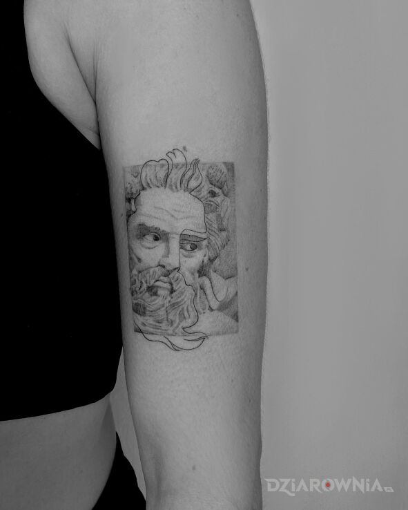 Tatuaż zeus z one linem w motywie czarno-szare i stylu realistyczne na ramieniu