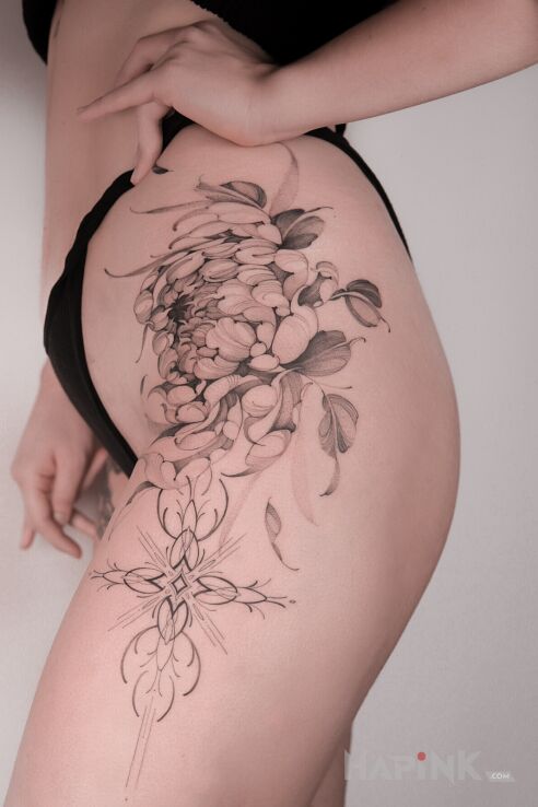 Tattoo Floral z ornamentem in floral motif and graphic / illustrative style on the hip