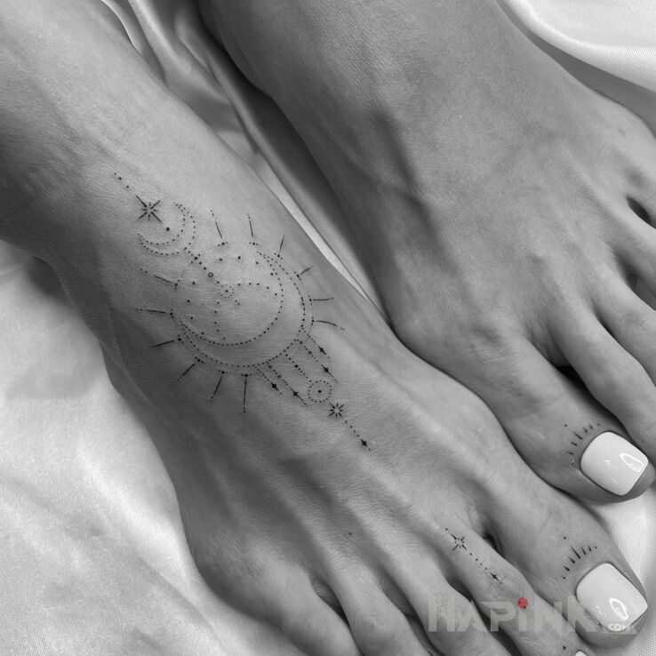 Tattoo Ornamental in małe motif and minimalistic style on the leg